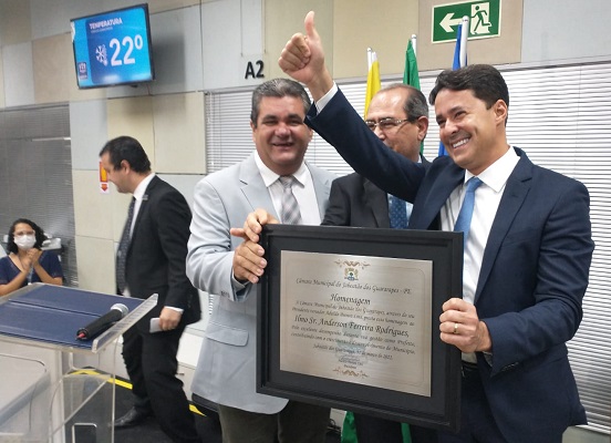 ANDERSON RENUNCIA E CÂMARA EMPOSSA LUIZ MEDEIROS NOVO PREFEITO DE JABOATÃO