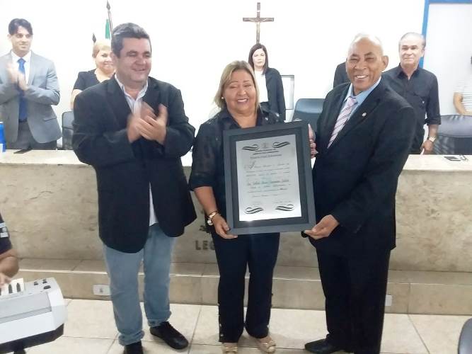 DIRETORA DO COLÉGIO ZULEIDE CONSTANTINO RECEBE TÍTULO DE CIDADÃ JABOATONENSE