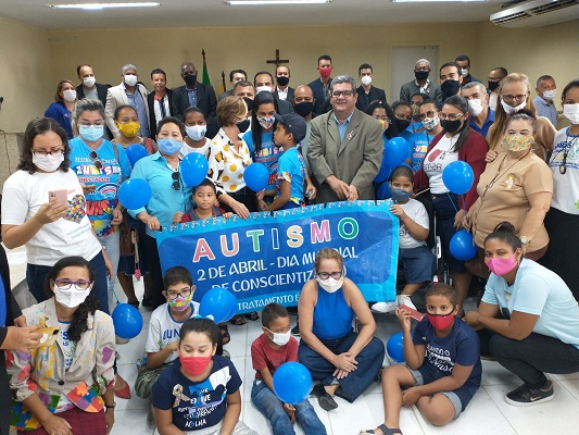 FAMÍLIAS DE CRIANÇAS AUTISTAS COMEMORAM APROVAÇÃO DE PROJETO