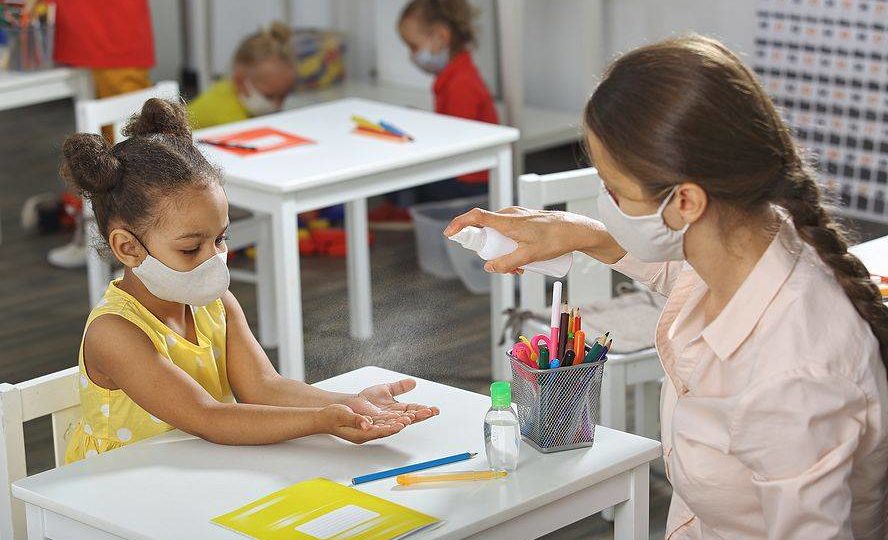 PANDEMIA: VEREADORES QUEREM VACINA PARA PROFESSORES E APOIO AOS ARTISTAS